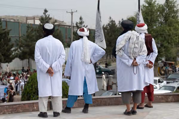 طالبان د حجاب پر رعایت او د جماعت په لمانځه ټینګار کوي، خو د ښځو نیول یې هم روان ساتلي