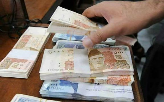 منابع از سرای شهزاده کابل: طالبان موقتا دستور منع معامله با روپیه پاکستانی را پس گرفته است