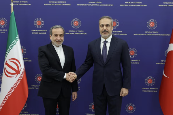 وزيرا خارجية إيران وتركيا يبحثان التوتر بين طالبان وباكستان