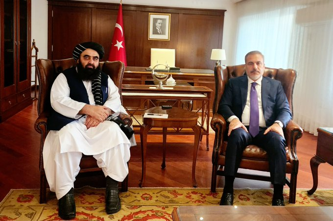 د طالبانو د بهرنیو چارو وزیر د سفر په دولسمه ورځ د ترکیې د بهرنیو چارو له وزیر سره ولیدل