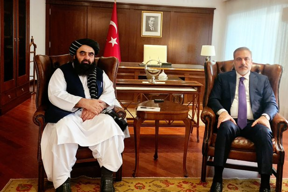 د طالبانو د بهرنیو چارو وزیر د سفر په دولسمه ورځ د ترکیې د بهرنیو چارو له وزیر سره ولیدل