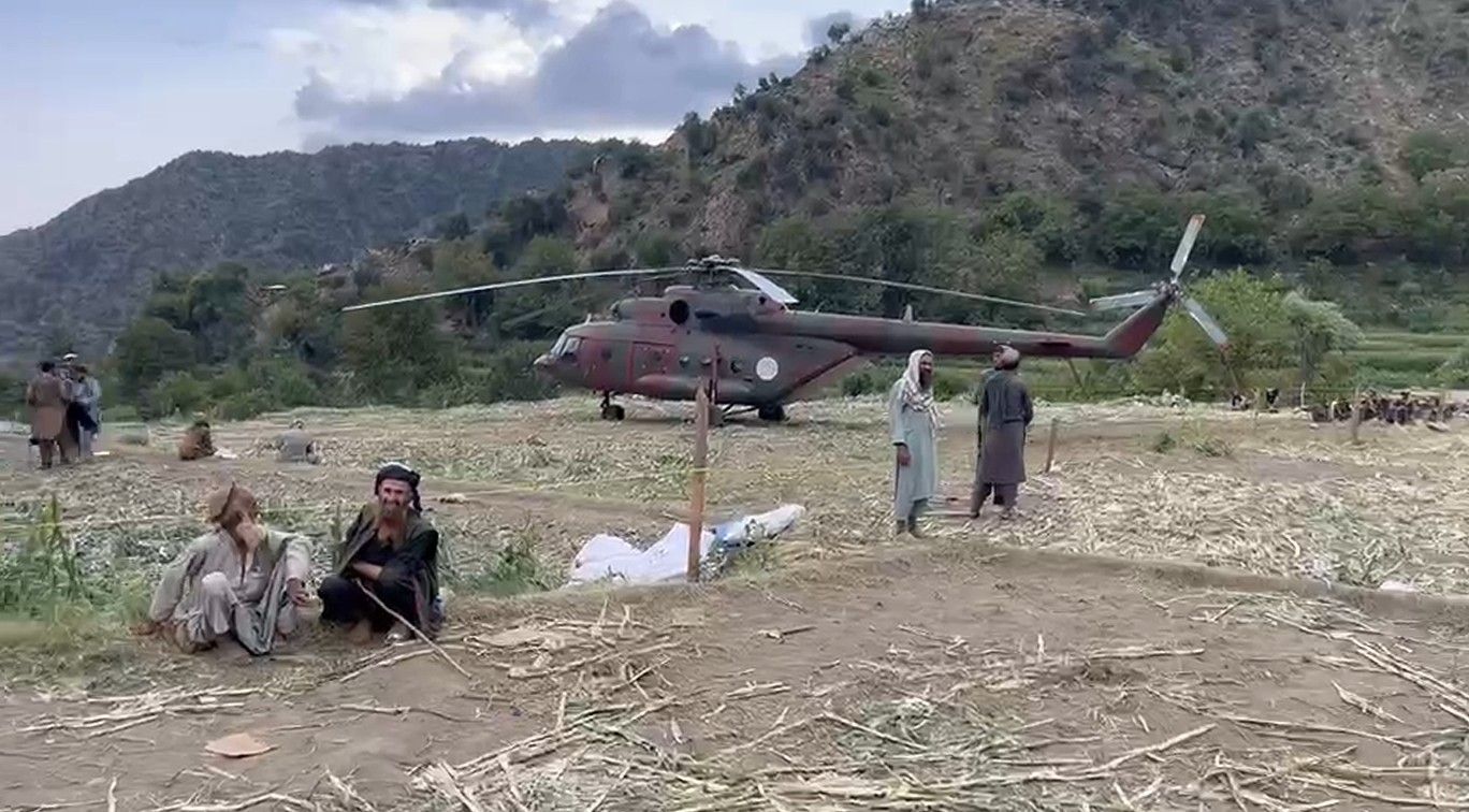 یک بالگرد نیروی هوایی وزارت دفاع طالبان که وارد مناطق صعب‌العبور شده تا زخمی‌های احتمالی را انتقال دهد.