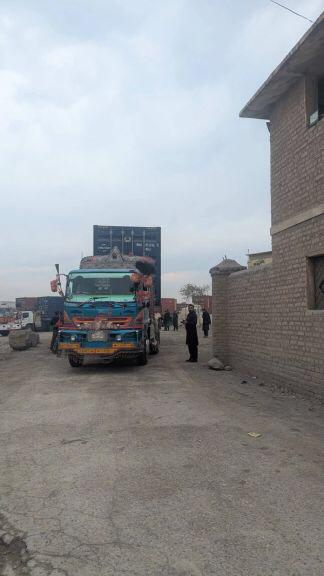 ۹ کانتینر از کمک‌های بشردوستانه سازمان ملل از تورخم به افغانستان منتقل ‌می‌شود