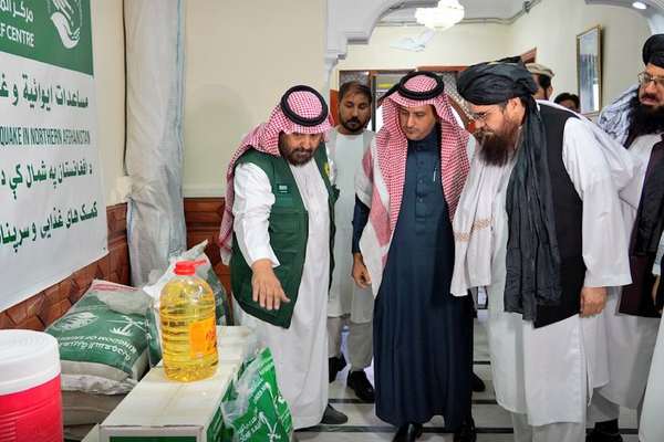 د ملک سلمان د بشري مرستو بنسټ د بلخ او سمنګان له زلزلهځپلو کورنیو سره مرسته وکړه