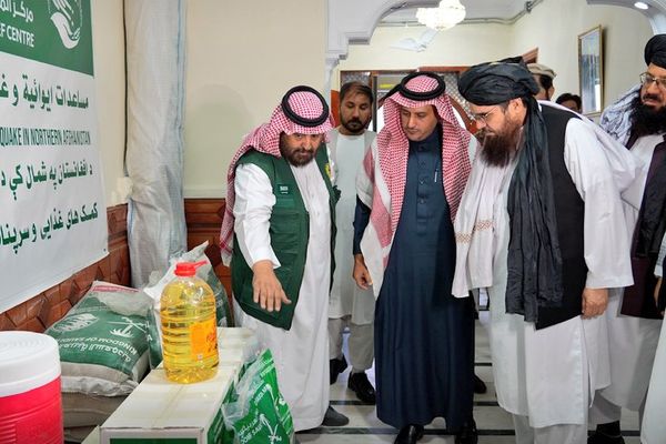 د ملک سلمان د بشري مرستو بنسټ د بلخ او سمنګان له زلزلهځپلو کورنیو سره مرسته وکړه