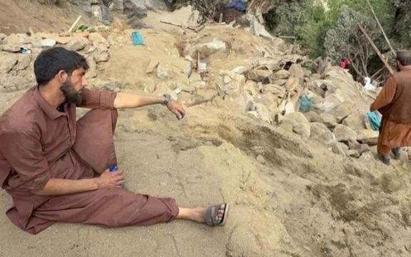 جوانی در کنر پس از ساعتها جستوجو در میان ویرانهها، خسته و فرسوده بر زمین نشسته است؛ اندکی مکث در دل خرابههایی که همه زندگیاش را بلعیدهاند.