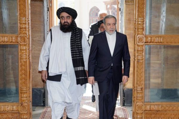 روزنامه جمهوری اسلامی: همنشینی با طالبان جایگاه ایران میان افغانها را تضعیف میکند