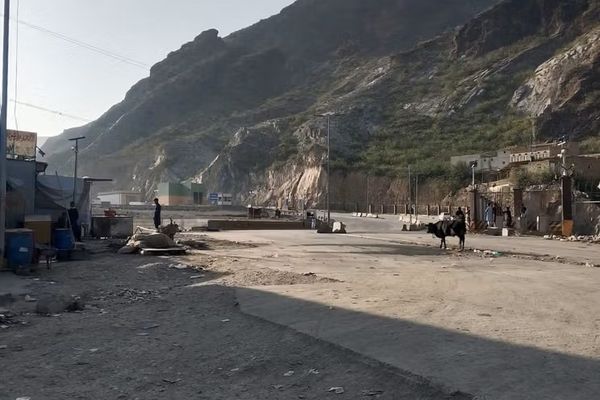 نن هم د تورخم او سپین بولدک په ګډون له پاکستان سره ټولې لارې تړلې دي