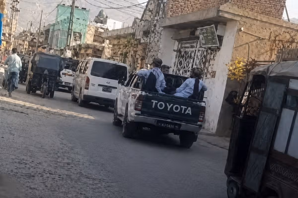 «خودم را در کنار چرخ سبزیفروشی پنهان کردم»