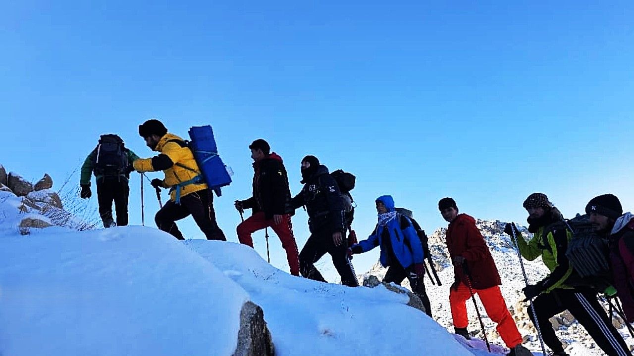 ورزشکاران کوهنورد «دیار سنایی» به قله‌های خوگیانی ولایت غزنی صعود کردند