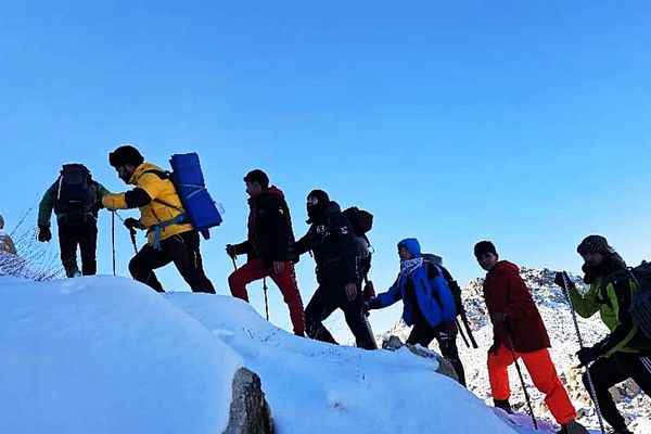 ورزشکاران کوهنورد «دیار سنایی» به قلههای خوگیانی ولایت غزنی صعود کردند