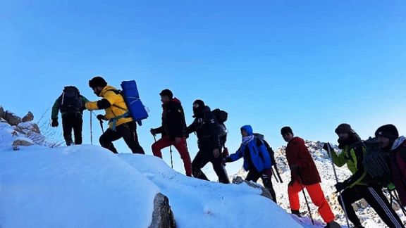 ورزشکاران کوهنورد «دیار سنایی» به قلههای خوگیانی ولایت غزنی صعود کردند