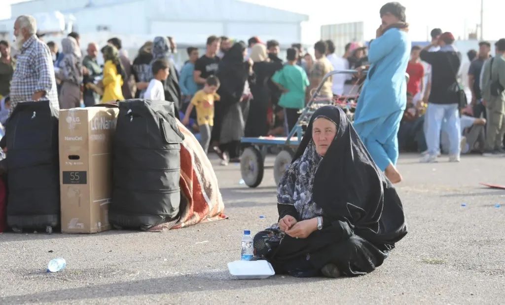 له ایران څخه د کډوالو راستنېدنه؛ تر ۱۰۰ زرو زيات افغانان له دغه هېواد جبري ویستل شوي