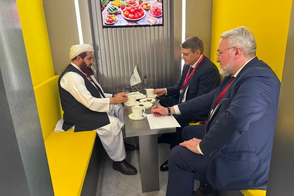 په مسکو کې د طالبانو سفیر له روسي چارواکو سره د دوه اړخیزو سوداګریزو اړیکو په اړه غږېدلی