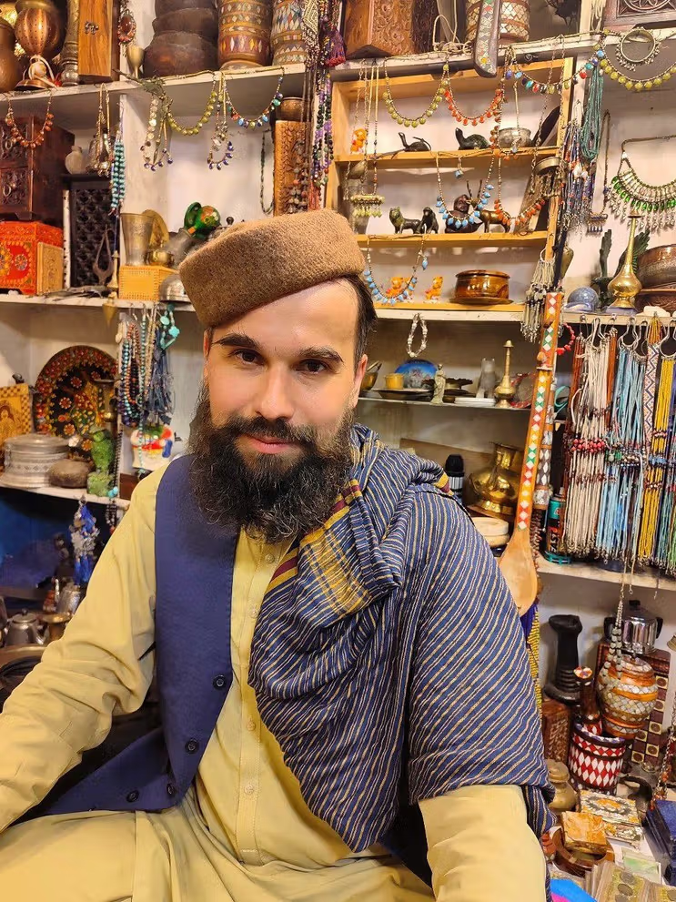 د طالبانو په زندان کې د روسي څېړونکي مور د خپل زوی د خوشې کېدو غوښتنه کړې