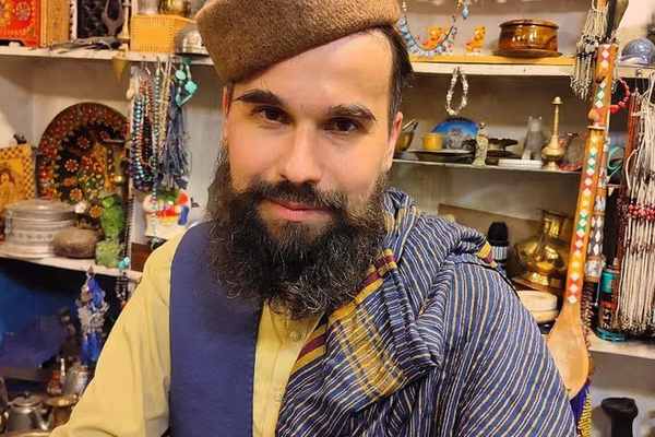 د طالبانو په زندان کې د روسي څېړونکي مور د خپل زوی د خوشې کېدو غوښتنه کړې