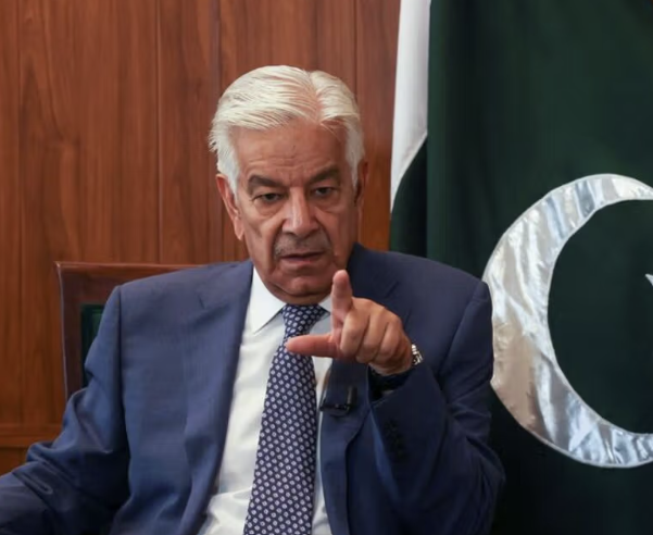وزير دفاع باكستان يحذر من خطر هجوم مشترك من أفغانستان والهند