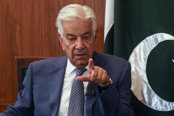 وزير دفاع باكستان يحذر من خطر هجوم مشترك من أفغانستان والهند