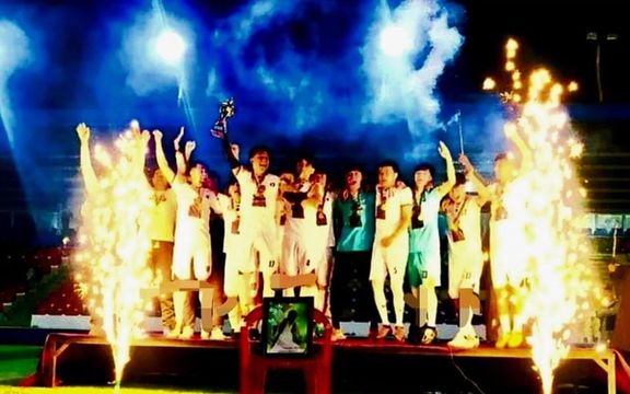 تیم اتحاد داوود بر بام فوتبال ولسوالی جاغوری ایستاد