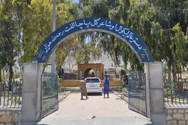 دبستان کلتوري مرکز په لغمان کې د ګل پاچا الفت مزار بیا رغولی دی