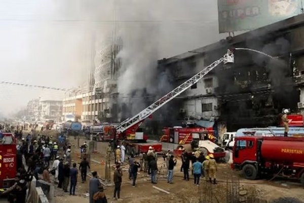 کراچۍ کې اورلګېدنه؛ ۲۶ کسان مړه او ۸۱ نور تري تم دي