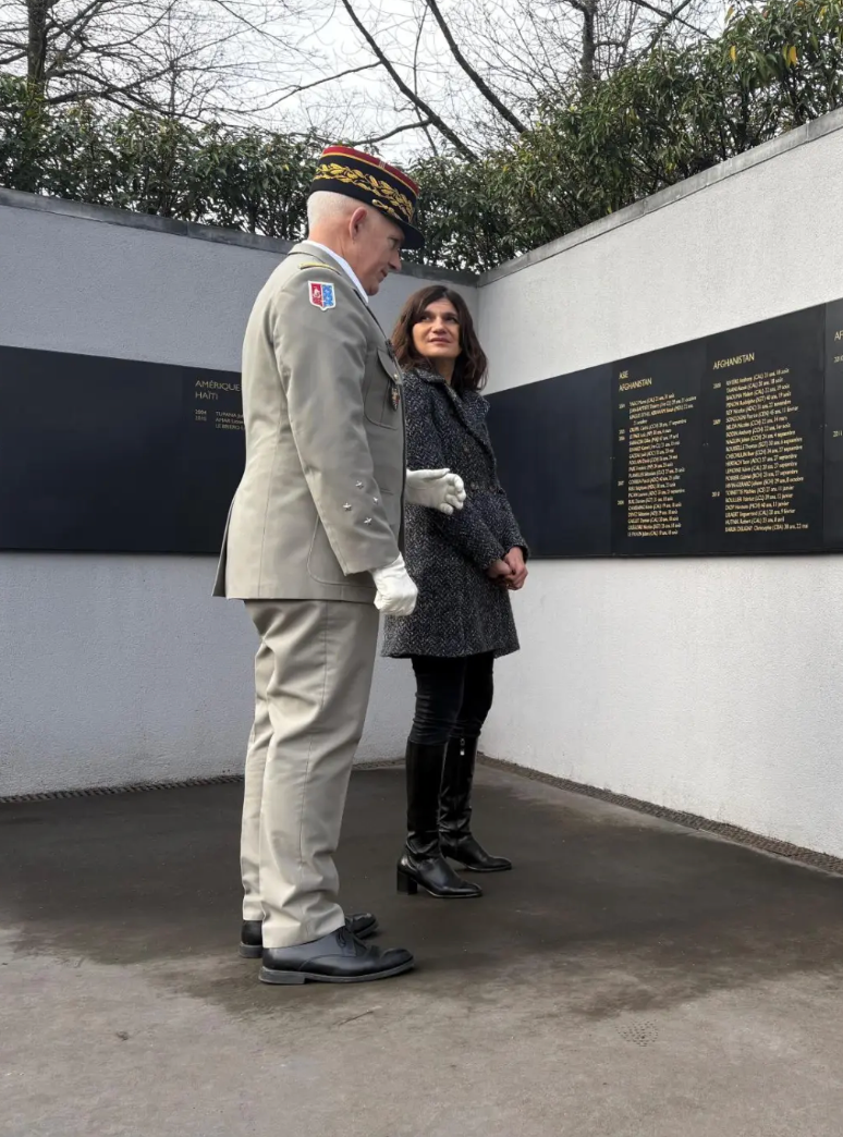 د فرانسې دفاع وزارت په افغانستان کې د خپلو وژل شویو عسکرو قبرونو ته د ګلونو ګېډۍ کېښودې