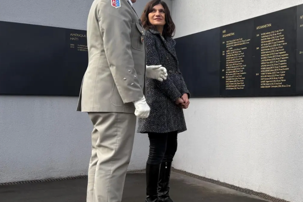 د فرانسې دفاع وزارت په افغانستان کې د خپلو وژل شویو عسکرو قبرونو ته د ګلونو ګېډۍ کېښودې