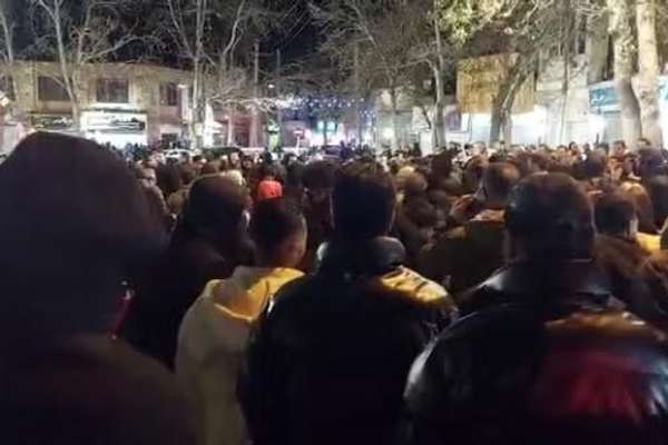 د لاریونونو ۷مه ورځ؛ د ایران په ګڼو ښارونو کې لا هم لاریونونه روان دي