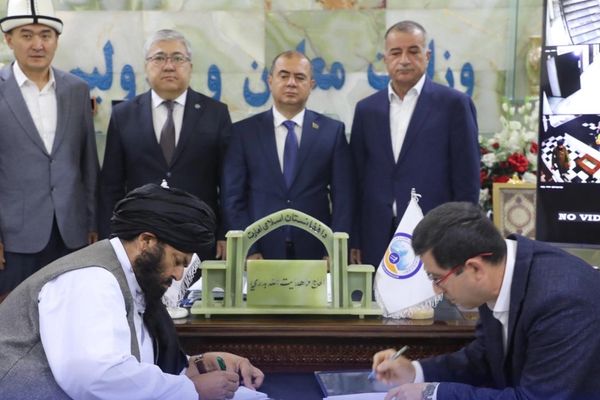 طالبانو په کندز کې له یوه اذربایجاني شرکت سره د سرو زرو کان تړون لاسلیک کړی