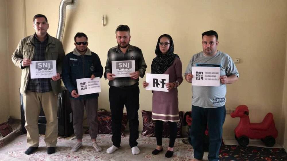 شماری از خبرنگاران افغان در ایران در حرکت اعتراضی خواهان توجه کشورها به وضعیت آنان شدند