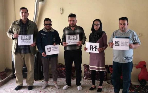 شماری از خبرنگاران افغان در ایران در حرکت اعتراضی خواهان توجه کشورها به وضعیت آنان شدند