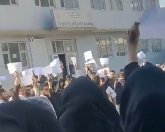 دانشجویان طب ننگرهار به رهبر طالبان: از تصمیم تان درباره ممنوعیت تحصیل دختران صرف نظر کنید