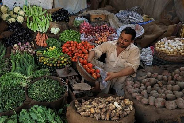 پر ډیورنډ تړلې دروازې؛ پاکستانیانو د سبزیو او تازه مېوو له لوړو بیو فریادونه پیل کړي