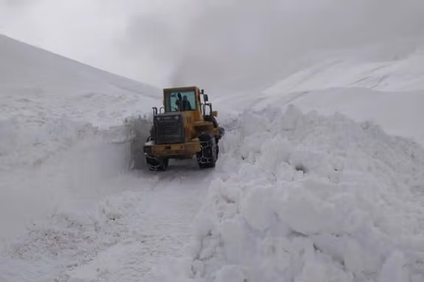 د درنې واورې له امله؛ د سالنګ، بامیان او دایکنډي لارې تړل شوې دي