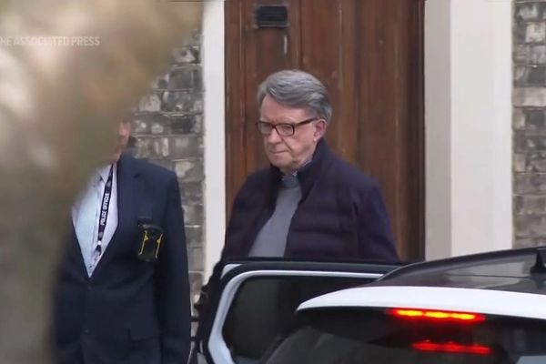 د اپسټين جنجالي قضیه؛د برېتانیا پخوانی سفیر مندلسون له اپسټین سره د اړیکو په تړاو ونیول شو