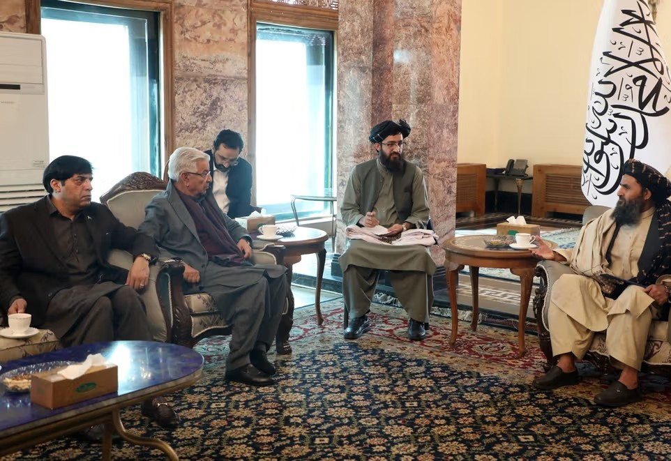 وزير الدفاع الباكستاني: نظام طالبان لا يمثّل أفغانستان