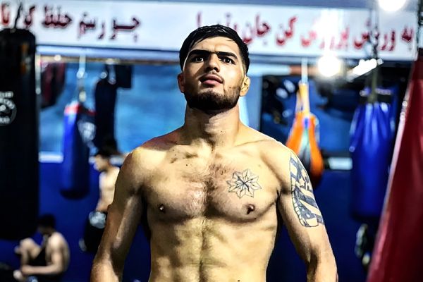 نور رحمان امیری در مبارزه مهم مقابل حریفی از انگلستان به میدان میرود
