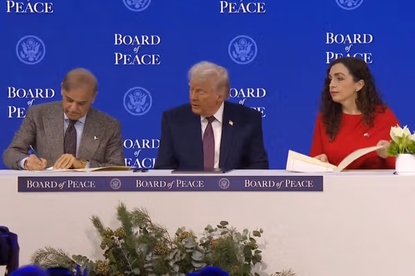 رسانه طالبان از پیوستن پاکستان به هیئت صلح ترامپ به شدت انتقاد کرد