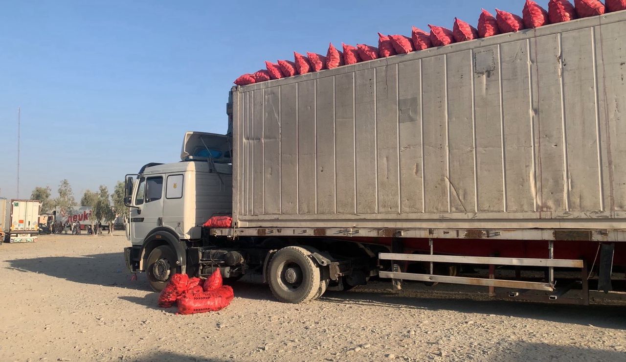 سوداګر: پاکستان سره د لارې بندیدو له امله سپین بولدک کې د انارو لسګونه موټر بند پاتې دي