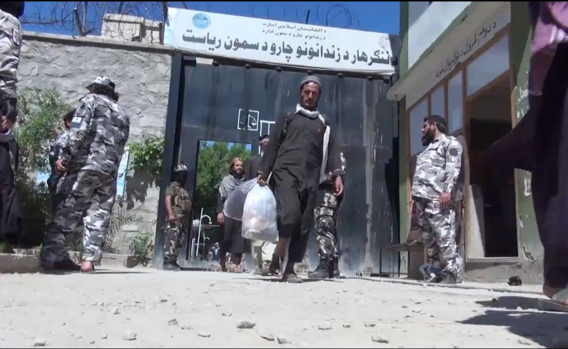 طالبانو د ننګرهار او کندز له زندانونو د ښځو په ګډون ۲۸۲ بندیان خوشې کړل