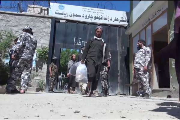 طالبانو د ننګرهار او کندز له زندانونو د ښځو په ګډون ۲۸۲ بندیان خوشې کړل