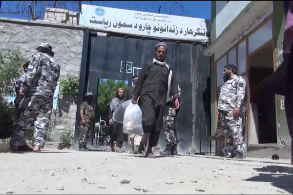 طالبانو د ننګرهار او کندز له زندانونو د ښځو په ګډون ۲۸۲ بندیان خوشې کړل