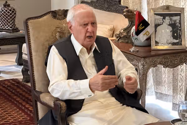 افتاب شیرپاو: طالبان په نړۍ کې منزوي شوي او خپل خلک ترې ناراضه دي