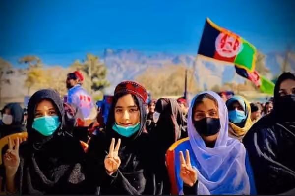 له اتڼونو او ملي بېرغونو تر چوپتیا؛ په پاکستان کې د افغانستان د خپلواکۍ ورځې رنګ بدل شوی