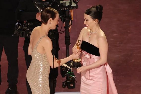 اهدای جایزه اسکار بهترین بازیگر نقش اول زن به مایکی مدیسون از سوی اما استون، بازیگر امریکایی