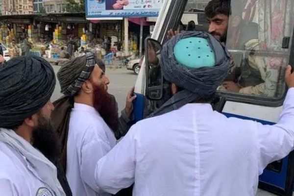 په لغمان کې د امر بالمعروف محتسبین په بازارونو کې د ځوانانو موبایلونه پلټي