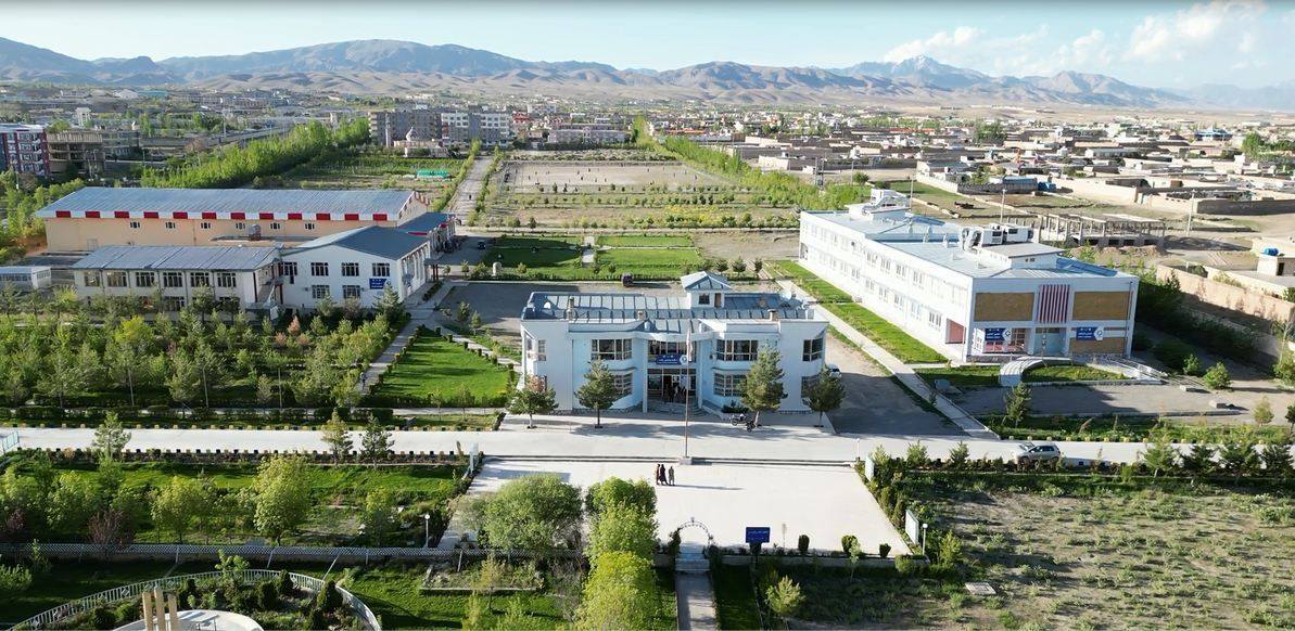 د پکتیا پوهنتون زده‌کړیالانو په افغانستان کې د لومړي ځانمرګي بریدګر له مقبرې څخه لېدنه کړې