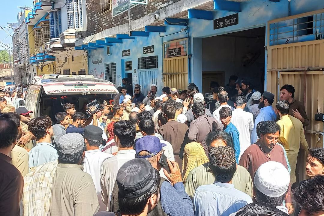 در پی فروریختن سقف یک مکتب در پیشاور دست‌کم ۲۹ نفر جان باختند