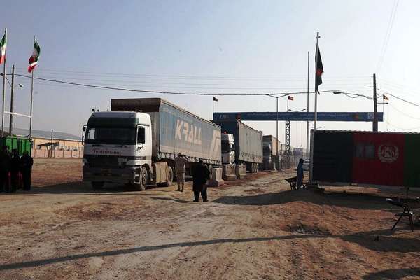 مقام ایرانی از افزایش ۴۰ درصدی ورود کامیونهای باربری از افغانستان به دوغارون خبر داد