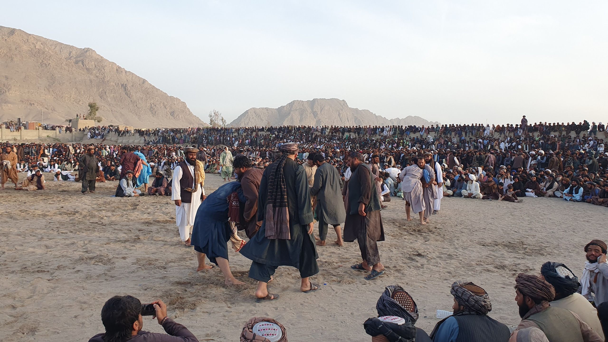 د کندهار ارغنداب ولسوالۍ د تېرو کلونو د شالمار مېلې د ګډونوالو یوه برخه